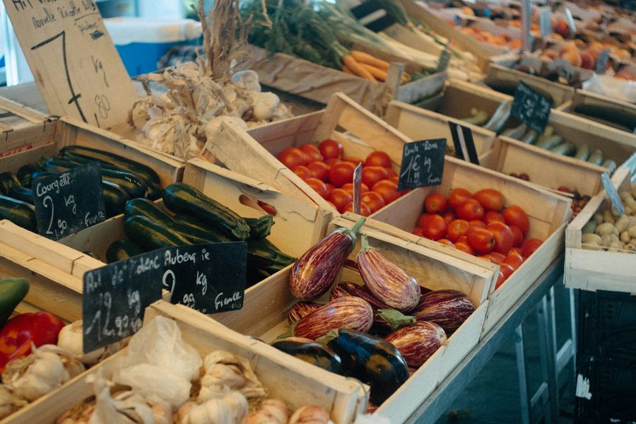 Verduras frescas en cajas de madera listas para surtir