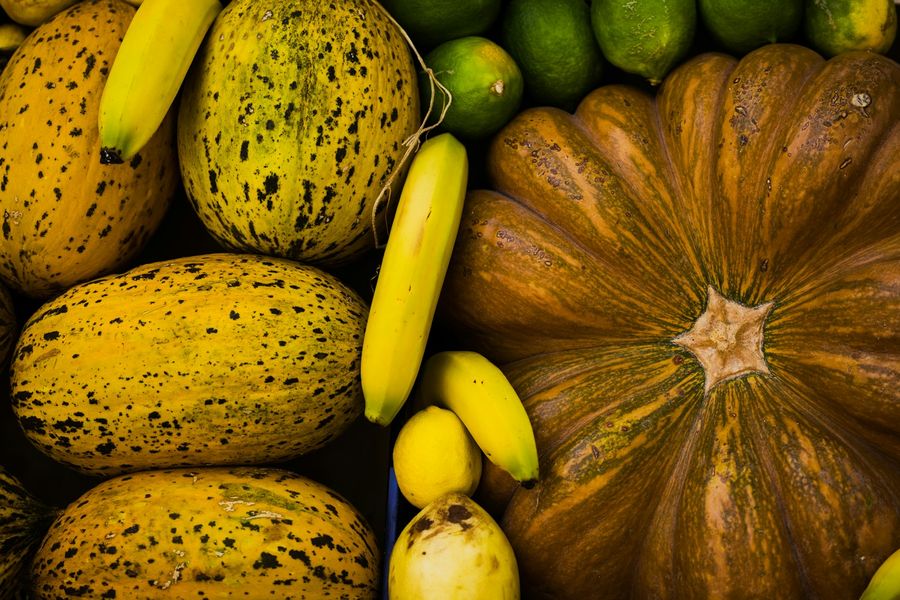 Melones, calabaza, plátanos y limones frescos